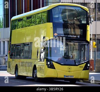 Manchester, Regno Unito, 2 maggio 2025. Oltre 450.000 passeggeri hanno utilizzato pagamenti senza contatto sugli autobus di Manchester nel primo mese del nuovo sistema di capitalizzazione "tap and go" della rete Bee. Lanciato dalla Transport for Greater Manchester il 24 marzo, espande il sistema già utilizzato sui tram. Il sindaco della Greater Manchester Andy Burnham ha detto: "Tap and Go è il modo migliore per pagare quando si utilizza la Bee Network e mentre siamo partiti per un inizio incredibile". Nella foto: Bee bus su Oxford Road, Manchester. Crediti: Terry Waller/Alamy Live News Foto Stock