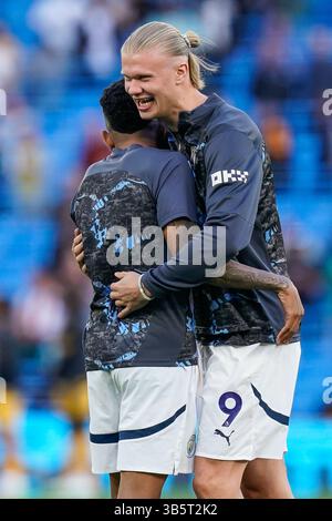 Manchester, Regno Unito. 2 maggio 2025. Erling Haaland del Manchester City abbraccia Savinho del Manchester City durante il riscaldamento pre-partita davanti alla partita Manchester City vs Wolverhampton Wanderers Premier League all'Etihad Stadium di Manchester. Il credito per immagini dovrebbe essere: Andrew Yates/Sportimage Credit: Sportimage Ltd/Alamy Live News Foto Stock