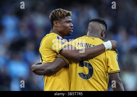 Manchester, Regno Unito. 2 maggio 2025. Emmanuel Agbadou dei Wolverhampton Wanderers e Marshall Munetsi dei Wolverhampton Wanderers durante la partita di Premier League Manchester City vs Wolverhampton Wanderers all'Etihad Stadium, Manchester, Regno Unito, 2 maggio 2025 (foto di Mark Cosgrove/News Images) a Manchester, Regno Unito il 5/2/2025. (Foto di Mark Cosgrove/News Images/Sipa USA) credito: SIPA USA/Alamy Live News Foto Stock