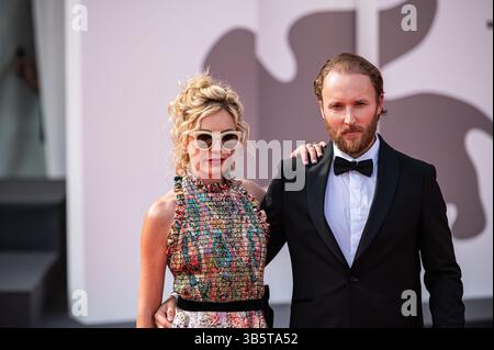 3 settembre 2022, Sirmione, Lombardia, Italia: L'attore canadese Joshua Close e sua moglie l'attrice statunitense Alex McKenna arrivano per la proiezione del film ''Monica'' presentato al concorso Venezia 79 durante la 79a Mostra Internazionale d'Arte cinematografica di Venezia al Lido di Venezia, Italia. (Immagine di credito: © Stefanos Kyriazis/ZUMA Press Wire) Foto Stock