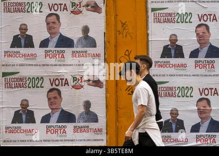 18 settembre 2022, Rosario, Santa Fe, Argentina: Manifesti che invitano i cittadini italiani in Argentina a votare le elezioni generali del 25 settembre nelle strade di Rosario, Santa Fe. Circa 670000 cittadini italiani vivono in Argentina, dove quasi il 70% della popolazione ha origini italiane. (Immagine di credito: © Patricio Murphy/ZUMA Press Wire) Foto Stock
