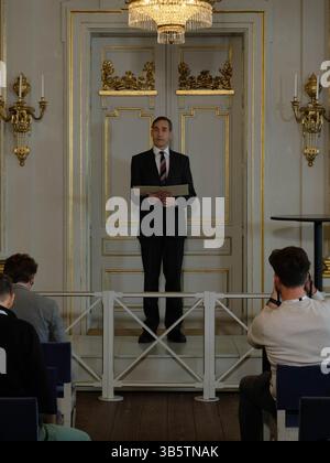 6 ottobre 2022: 6 ottobre 2022, Stoccolma, Svezia: MATS MALM, il segretario permanente dell'Accademia svedese annuncia il vincitore del Premio Nobel per la letteratura per il 2022 in una ricca conferenza stampa. La vincitrice di quest'anno è l'autrice francese Annie Ernaux. I vincitori vengono abitualmente informati poco prima dell'annuncio pubblico, dando loro la possibilità di preparare il diluvio a venire. Il signor Malm ha detto che il Comitato Nobel non è stato in grado di raggiungere la signorina Ernaux. Il suo shock per l'apertura del giornale mattutino potrebbe essere considerevole..Â© Rob Schoenbaum/ZUMA press (Credit Image: © Rob Schoenbaum/ZUMA Press Wire) Foto Stock