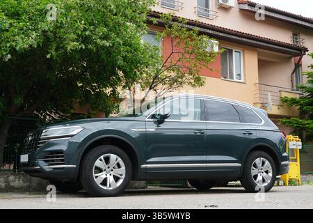 Bucarest, Romania – 27 aprile 2025: Vista laterale dell'auto Volkswagen Touareg parcheggiata sulla strada di fronte alla casa Foto Stock