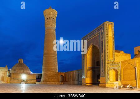 La Moschea di Kalan e il Minareto di Kalan (1127), un sito Patrimonio Mondiale dell'Umanità dell'UNESDCO, nel centro storico di Bukhara, Uzbekistan al crepuscolo Foto Stock