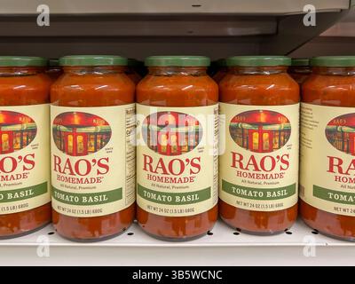 Rao's Homemade Rao's Tomato Basil Sauce, 32 bottiglie FL Oz in vendita sugli scaffali di un supermercato. Boston, Massachusetts Foto Stock