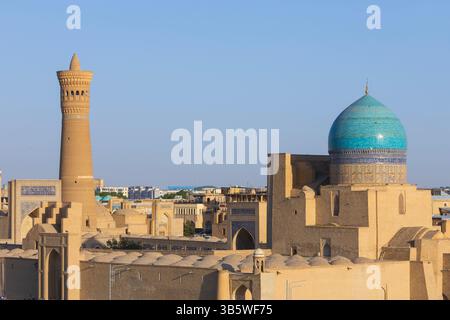 La Moschea di Kalan e il Minareto di Kalan (1127), un sito Patrimonio dell'Umanità dell'UNESDCO, nel centro storico di Bukhara, Uzbekistan Foto Stock
