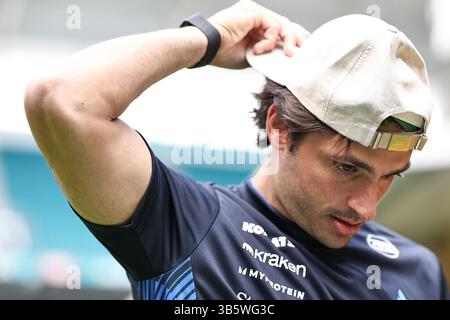 MIAMI, FLORIDA - 2 MAGGIO: Carlos Sainz Jr di Spagna e Atlassian Williams Racing si guardano durante le prove in vista del Gran Premio di F1 di Miami all'autodromo Internazionale di Miami il 2 maggio 2024 a Miami, Stati Uniti. (Foto di Song Haiyuan/Paddocker) Foto Stock