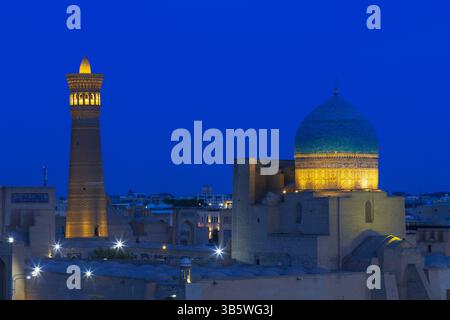 La Moschea di Kalan e il Minareto di Kalan (1127), un sito Patrimonio Mondiale dell'Umanità dell'UNESDCO, nel centro storico di Bukhara, Uzbekistan al crepuscolo Foto Stock