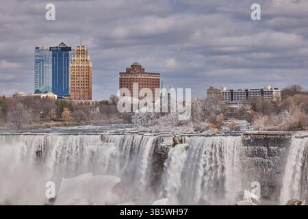 Cascate del Niagara Ontario canadese e New York al confine con gli Stati Uniti, cascate americane dal Canada Foto Stock