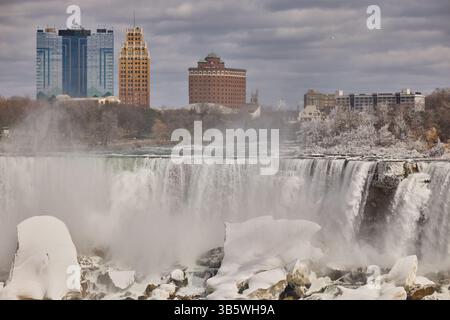 Cascate del Niagara Ontario canadese e New York al confine con gli Stati Uniti, cascate americane dal Canada Foto Stock