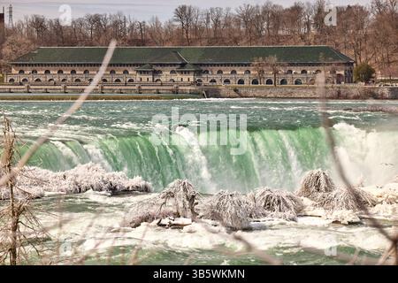 Cascate del Niagara Ontario canadese e New York al confine con gli Stati Uniti, Horseshoe Falls of Canada e Parks Power Station hanno preso il lato statunitense Foto Stock