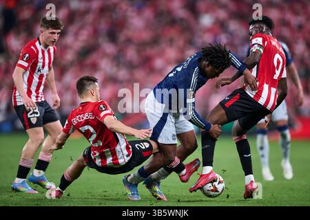 Patrick Chinazaekpere Dorgu del Manchester United duelli per la palla con Andoni Gorosabel dell'Athletic Club durante la UEFA Europa League 2024/25 semi Foto Stock