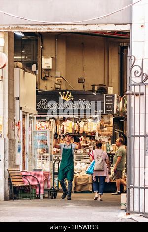 Genova, Italia - 22 settembre 2024: Bancarelle di salumi sospesi, formaggi e prodotti locali all'interno del mercato Orientale coperto. Foto Stock