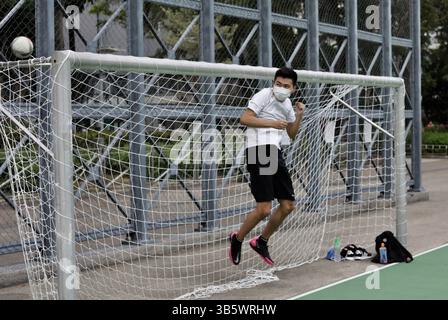 26 aprile 2022, HONG KONG, CINA: Giovane affilato le sue abilità di portineria presso il Victoria Park riaperto, chiuso al pubblico durante il periodo di punta della variante Omicron Covid-19 dal febbraio di quest'anno.April-26,2022Hong Kong.ZUMA/Liau Chung-ren (immagine di credito: © Liau Chung-Ren/ZUMA Press Wire) Foto Stock