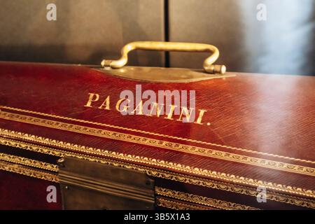 Genova, Italia - 22 settembre 2024: Primo piano della cassa per violino ornata di Niccolo Paganini con scritta in oro esposta nel museo di Palazzo Doria Tursi. Foto Stock