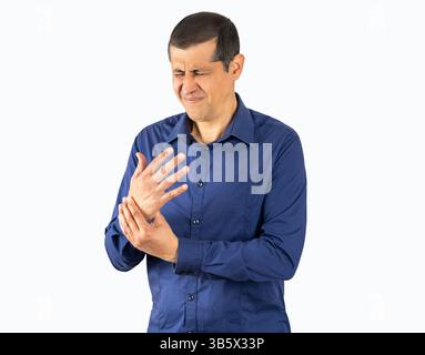 Uomo con camicia blu che soffre dolore alle mani e alle dita; infiammazione dell'artrite su sfondo bianco Foto Stock
