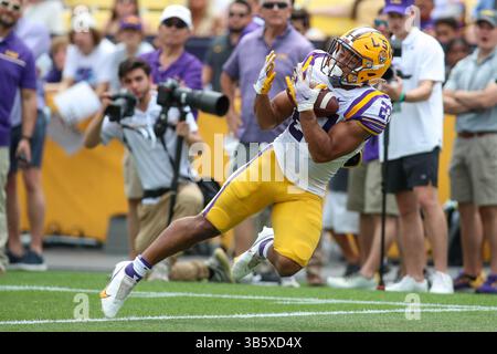 23 aprile 2022: Il running back della LSU Josh Williams (27) fa un'immersione durante la partita primaverile del National L Club LSU al Tiger Stadium di Baton Rouge, LOUISIANA. Jonathan Mailhes/CSM(immagine di credito: © Jonathan Mailhes/CSM via ZUMA Press Wire) Foto Stock
