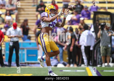 23 aprile 2022: Il running back della LSU tre Bradford (26) cerca un passaggio durante la partita primaverile del National L Club LSU al Tiger Stadium di Baton Rouge, LOUISIANA. Jonathan Mailhes/CSM(immagine di credito: © Jonathan Mailhes/CSM via ZUMA Press Wire) Foto Stock