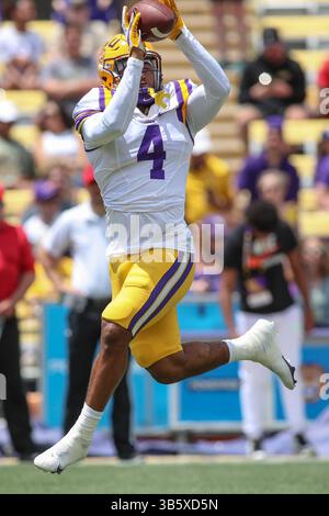 23 aprile 2022: Il running back della LSU John Emery Jr. (4) guarda in un passaggio durante la partita primaverile del National L Club LSU al Tiger Stadium di Baton Rouge, LOUISIANA. Jonathan Mailhes/CSM(immagine di credito: © Jonathan Mailhes/CSM via ZUMA Press Wire) Foto Stock