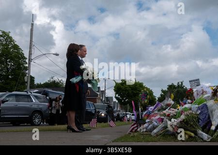 28 maggio 2022, Buffalo, New York, Stati Uniti: Il Vicepresidente DEGLI STATI UNITI Kamala Harris e il secondo gentiluomo Doug Emhoff sono andati al memoriale di strada / veglia all'angolo di Jefferson & Landon dopo aver partecipato al servizio commemorativo per la vittima di sparatorie di massa Ruth Whitfield a Buffalo, New York, USA, sabato 28 maggio, 2022. dieci persone sono state uccise in un negozio di alimentari di Buffalo il 14 maggio in quello che le autorità chiamano un crimine d'odio razziale (Credit Image: © Malik Rainey - Pool via CNP/CNP via ZUMA Press Wire) Foto Stock
