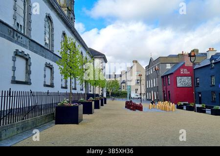 Vista di Cathedral Square con museo e scacchiera nell'area storica del "Triangolo vichingo" nella città portuale di Waterford, Irlanda Foto Stock
