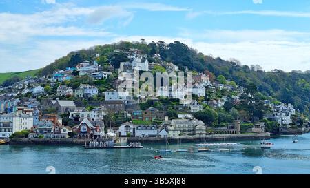 Una vista panoramica dal ponte di una nave da crociera del colorato villaggio costiero di Kingswear nel Devon meridionale, Regno Unito Foto Stock