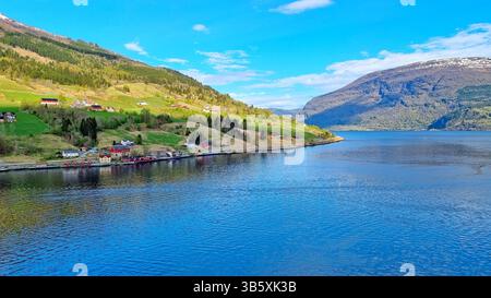 Vista delle pittoresche rive di un fiordo norvegese dal ponte di una nave da crociera Foto Stock