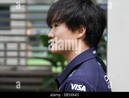 Miami, Florida, Stati Uniti. 2 maggio 2025. Yuki Tsunoda (JPN) di Oracle Red Bull Racing arriva in vista della sessione di prove libere durante il Gran Premio di F1 di Miami 2025 all'autodromo internazionale di Miami. (Credit Image: © Debby Wong/ZUMA Press Wire) SOLO PER USO EDITORIALE! Non per USO commerciale! Foto Stock