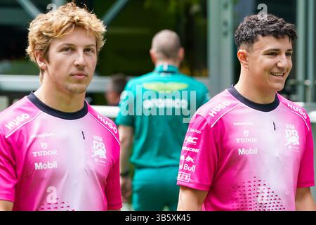 Miami, Florida, Stati Uniti. 2 maggio 2025. Liam Lawson (NZL) (L) e Isack Hadjar (fra) del Visa Cash App Racing Bulls Formula One Team arrivano in vista della sessione di prove libere durante il Gran Premio di F1 2025 di Miami all'autodromo internazionale di Miami. (Credit Image: © Debby Wong/ZUMA Press Wire) SOLO PER USO EDITORIALE! Non per USO commerciale! Foto Stock