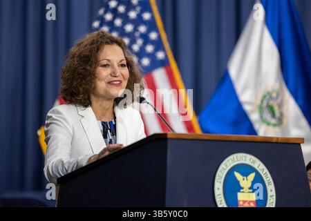 10 maggio 2022, Washington, DC, Stati Uniti d'America: Il General Counsel della NLRB Jennifer Abruzzo pronuncia le sue osservazioni alla cerimonia di firma del programma di partenariato consolare presso la sede del Dipartimento del lavoro degli Stati Uniti, 10 maggio 2022 a Washington, D.C. il CPP fornisce protezione ai lavoratori migranti negli Stati Uniti. (Immagine di credito: © Alyson Fligg/Dept of/Planet Pix via ZUMA Press Wire) Foto Stock
