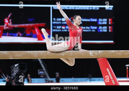 30 luglio 2022, Birminmgham, West Midlands, Inghilterra: EMMA YAP di Singapore si esibisce sul Balance Beam durante la finale della squadra femminile di ginnastica artistica e le qualifiche individuali durante i Giochi del Commonwealth di Birmingham 2022 all'Arena Birmingham, Inghilterra (Credit Image: © Mickael Chavet/ZUMA Press Wire) Foto Stock