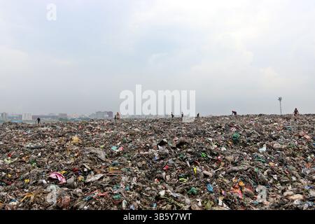 26 luglio 2022, Dacca, Bangladesh: Le persone riciclano i rifiuti non biodegradabili in una discarica di rifiuti a Dacca per essere utilizzati nell'industria del riciclaggio. Nelle aree urbane del Bangladesh vengono prodotte circa 25.000 tonnellate di rifiuti al giorno; si prevede che i rifiuti solidi totali aumentino a 47.000 tonnellate al giorno entro il 2025. (Immagine di credito: © Habibur Rahman/ZUMA Press Wire Service) Foto Stock