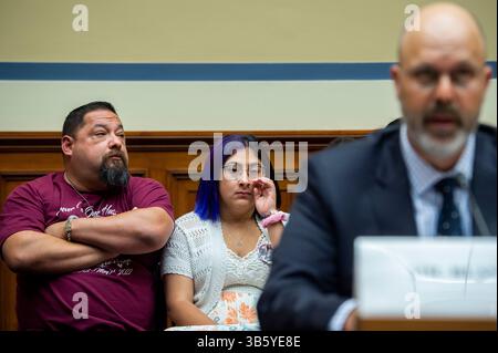 27 luglio 2022, Washington, District of Columbia, USA: Jazmin Cazares, Center, la cui sorella di nove anni Jacklyn Cazares, è stata una delle bambine uccise da un uomo armato alla Robb Elementary School di Uvalde, Texas, è seduto accanto a suo padre Javier Cazares, a sinistra, durante un comitato della camera per la supervisione e la riforma udendo â€œExamining le pratiche e i profitti di Gun Manufacturersâ€ nel Rayburn House Office Building di Washington, DC, 27 luglio 2022 (immagine di credito: © Rod Lamkey/CNP via ZUMA Press Wire) Foto Stock