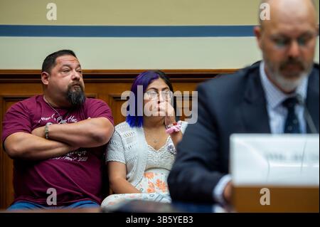 27 luglio 2022, Washington, District of Columbia, USA: Jazmin Cazares, Center, la cui sorella di nove anni Jacklyn Cazares, è stata una delle bambine uccise da un uomo armato alla Robb Elementary School di Uvalde, Texas, è seduto accanto a suo padre Javier Cazares, a sinistra, durante un comitato della camera per la supervisione e la riforma udendo â€œExamining le pratiche e i profitti di Gun Manufacturersâ€ nel Rayburn House Office Building di Washington, DC, 27 luglio 2022 (immagine di credito: © Rod Lamkey/CNP via ZUMA Press Wire) Foto Stock
