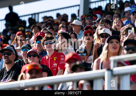 Miami Gardens, Stati Uniti. 2 maggio 2025. I fan reagiscono al pilota italiano di Formula 1 Andrea Kimi Antonelli della Mercedes-AMG Petronas conquistando la pole durante le qualifiche sprint per il Gran Premio di Formula uno di Miami all'autodromo Internazionale di Miami a Miami Gardens, Florida, venerdì 2 maggio 2025. Foto di Greg Nash/UPI credito: UPI/Alamy Live News Foto Stock