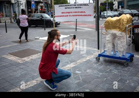 19 giugno 2022, Bruxelles, Bxl, Belgio: Un uomo sta fotografando un modello di dente. Portato in patria da un poliziotto belga, il dente del Lumumbaâ era l'unico residuo del suo corpo dopo l'assassinio del politico nel 1961. Il governo belga restituirà un dente di Patrice Lumumba alla sua famiglia questa settimana. La diaspora congolese rende omaggio a Patrice Emery Lumumba , durante la sua ultima visita a Bruxelles, Belgio, il 19/06/2022 Lumumba è stato un politico congolese e leader dell'indipendenza, primo ministro della Repubblica Democratica del Congo. Dopo il suo assassinio, Lum Foto Stock