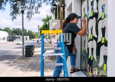 29 maggio 2022, Uvalde, Texas, Stati Uniti d'America: Savannah Rangel di Uvalde dipinge le ali d'angelo sulle finestre di Jennifer Jo Real Estate Brokerage nel centro di Uvalde, Texas, il 29 maggio 2022. (Immagine di credito: © Josie Norris/San Antonio Express-News via ZUMA Press Wire) Foto Stock