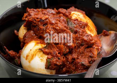 Immagine ravvicinata del curry o arrosto di uova in stile Kerala Foto Stock