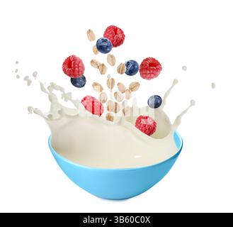 Fiocchi d'avena con bacche fresche e latte che fuoriescono dal recipiente su sfondo bianco Foto Stock