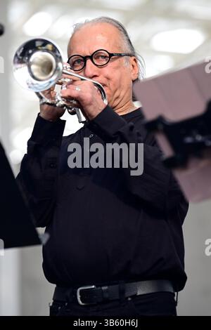 26 aprile 2025: Il trombettista AL GOMEZ dei Texas Horns si esibisce come parte del 50th Anniversary Allstars degli Antone durante il 3rd Annual Austin Blues Festival il 26 aprile 2025 al Moody Amphitheater al Waterloo Park di Austin, Texas. (Immagine di credito: © Tom Walko/ZUMA Press Wire) SOLO USO EDITORIALE! Non per USO commerciale! Foto Stock