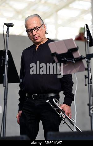 26 aprile 2025: AL GOMEZ (tromba) dei Texas Horns si esibisce come parte del 50th Anniversary Allstars degli Antone durante il 3rd Annual Austin Blues Festival il 26 aprile 2025 al Moody Amphitheater al Waterloo Park di Austin, Texas. (Immagine di credito: © Tom Walko/ZUMA Press Wire) SOLO USO EDITORIALE! Non per USO commerciale! Foto Stock
