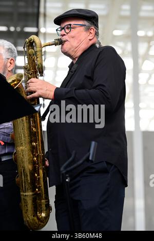 26 aprile 2025: Il baritono sassofono JOHN MILLS dei Texas Horns si esibisce come parte del 50th Anniversary Allstars degli Antone durante il 3rd Annual Austin Blues Festival il 26 aprile 2025 al Moody Amphitheater al Waterloo Park di Austin, Texas. (Immagine di credito: © Tom Walko/ZUMA Press Wire) SOLO USO EDITORIALE! Non per USO commerciale! Foto Stock
