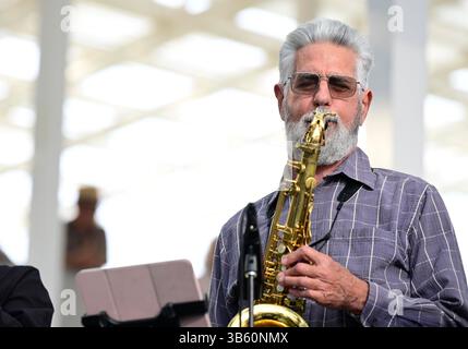 26 aprile 2025: MARK 'KAZ''' KAZANOFF (sax tenore) dei Texas Horns si esibisce come parte del 50th Anniversary Allstars degli Antone durante il 3rd Annual Austin Blues Festival il 26 aprile 2025 al Moody Amphitheater al Waterloo Park di Austin, Texas. (Immagine di credito: © Tom Walko/ZUMA Press Wire) SOLO USO EDITORIALE! Non per USO commerciale! Foto Stock