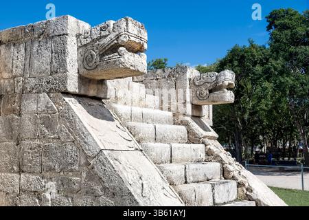 Capo dei serpenti sulla piattaforma di Venere, Chichen Itza Foto Stock