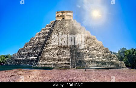 El Castillo (Kukulkan tempio) di Chichen Itza, piramide Maya nello Yucatan, Messico Foto Stock