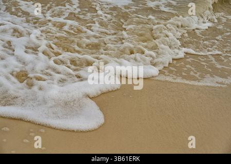 Primo piano di sabbia e surf oceanico a Punta Allen, Messico Foto Stock