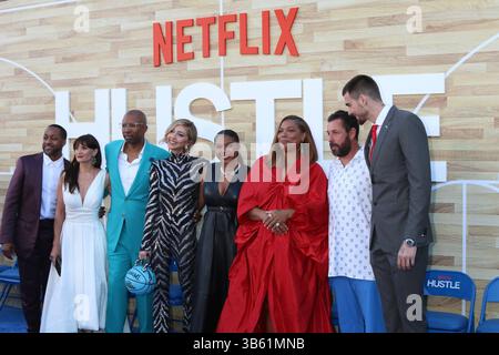 1 giugno 2022, Westwood, CA, Stati Uniti: LOS ANGELES - 1 giugno: Jaleel White, Maria Botto, Guest, Heidi Gardner, Jordan Hull, queen Latifah, Adam Sandler, Juancho Hernangomez alla Hustle Premiere al Village Theater il 1° giugno 2022 a Westwood, CALIFORNIA (immagine di credito: © Kathy Hutchins via ZUMA Press Wire) Foto Stock