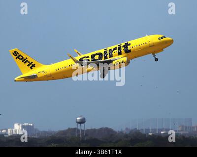 13 settembre 2021: Un Airbus A320-232 di Spirit Airlines decolla all'aeroporto internazionale di Orlando nel novembre 2020. La compagnia aerea economica sta valutando le offerte di acquisto concorrenti da JetBlue Airways di New York e Frontier Airlines di Denver. Una vendita a entrambi avrà un impatto sui dipendenti, sulle strutture locali e sul pubblico in viaggio. (Immagine di credito: © Ricardo Ramirez Buxeda/Orlando Sentinel/TNS tramite ZUMA Press Wire) Foto Stock