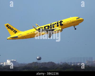 13 settembre 2021: Un Airbus A320-232 di Spirit Airlines decolla all'aeroporto internazionale di Orlando nel novembre 2020. La compagnia aerea economica sta valutando le offerte di acquisto concorrenti da JetBlue Airways di New York e Frontier Airlines di Denver. Una vendita a entrambi avrà un impatto sui dipendenti, sulle strutture locali e sul pubblico in viaggio. (Immagine di credito: © Ricardo Ramirez Buxeda/Orlando Sentinel/TNS tramite ZUMA Press Wire) Foto Stock