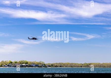 elicottero sikorsky uh60 a volo basso Foto Stock